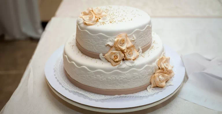 biały tort z różami