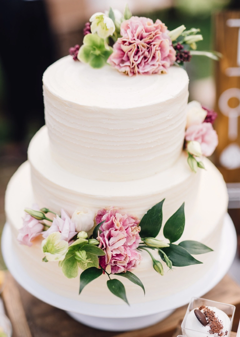 tort weselny z kwiatową dekoracją